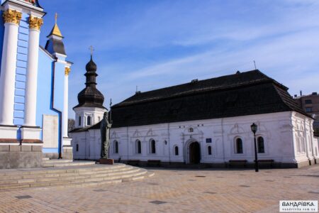 Михайлівський Золотоверхий монастир (Київ), Трапезна церква Івана Богослова