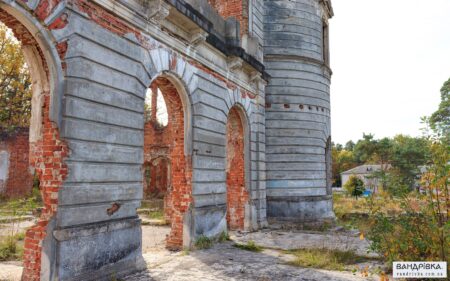 Вціліла стіна зруйнованого палацу